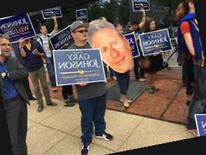 Johnson Supporters Rally in West End to 'Let Gary Debate 768x1024